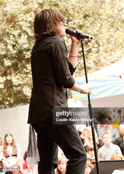 Singer Mich 96 Photos & High Res Pictures - Getty Images