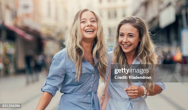 felizes gêmeos na cidade - sósia - fotografias e filmes do acervo