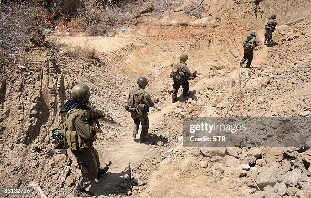 This picture taken on September 22, 2008 shows Sri Lankan government troops advancing along a trench in the forward defence line in the Karambukulam...