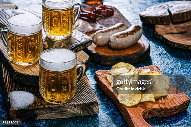 bier en snack over vlekkerige blauw - duitse gerechten stockfoto's en -beelden