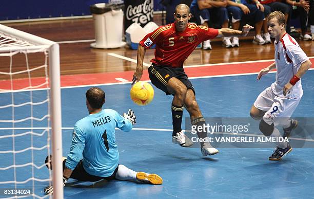 Spain's futsal player Fernando vies for the ball with Czech Republic's goalkeeper Tomas Meller and David Fric on October 5, 2008 during a qualifying...
