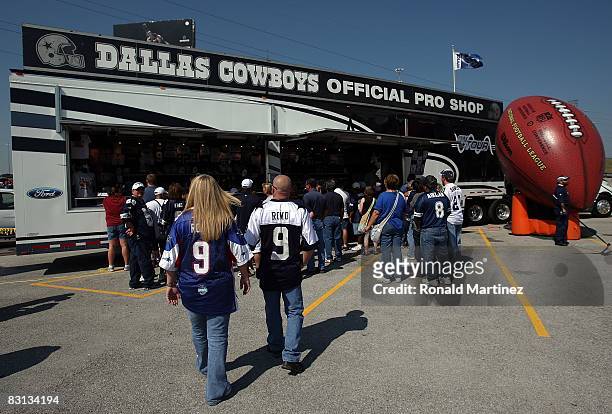 NFL fans in front of the Dallas Cowboys Pro Shop before a game