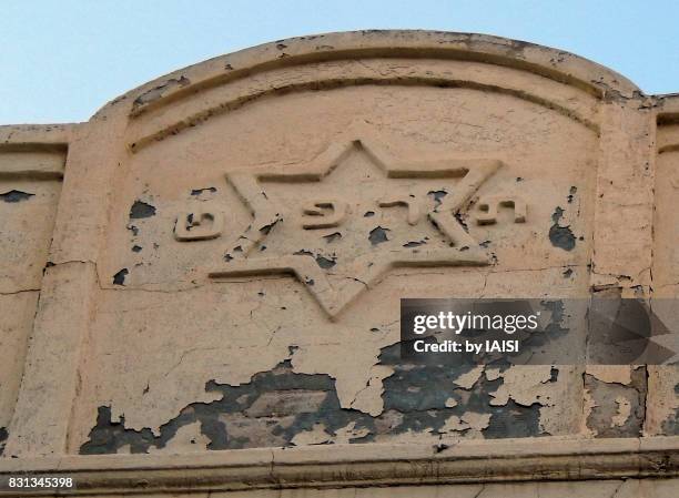 close-up and front view of architectural pediment with star of david, tel aviv - 1920 1929 - fotografias e filmes do acervo