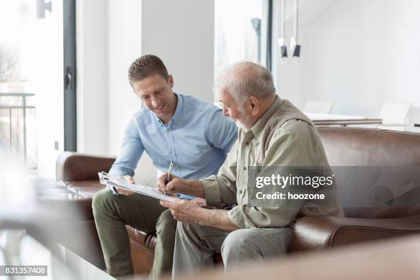 senior woman diskutieren seine finanzen mit ihrem berater - kundenwerber stock-fotos und bilder