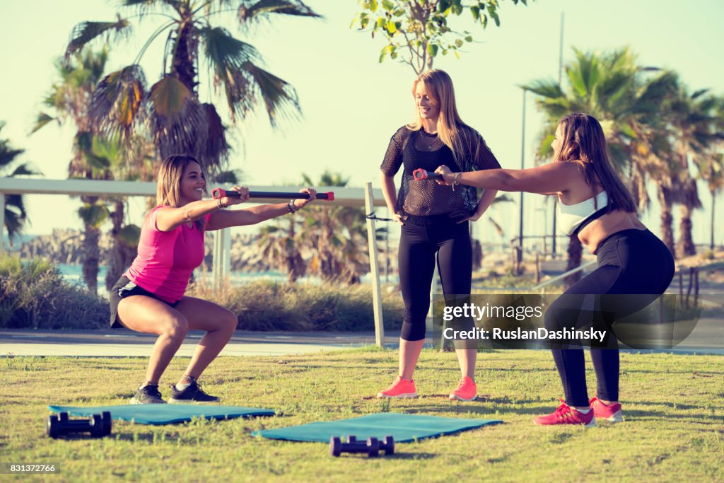 Evento de esportes para jovens mulheres. Exercício de agachamento.