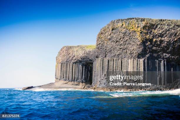 spectacular geometrical basalt volcanic rock columns of the isle of staffa and the entrance of fingal's cave, inner hebrides, scotland - felssäulenformation stock-fotos und bilder