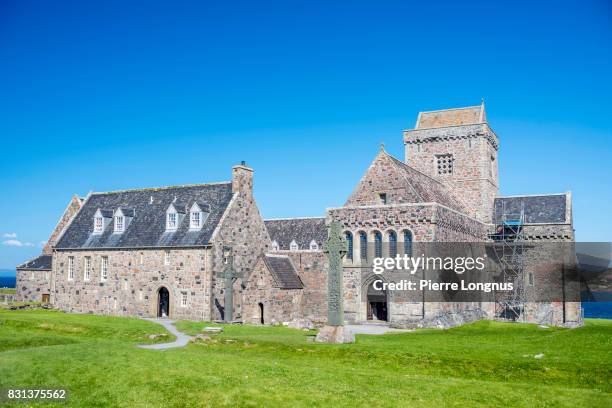 iona abbey, isle of iona, inner hebrides, scotland - abby stock pictures, royalty-free photos & images