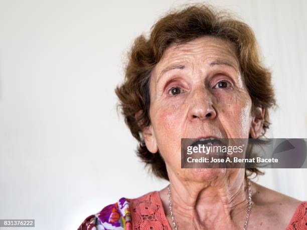 portrait of a senior woman with wrinkles in the face and of etnia european with face of surprise. - etnia 個照片及圖片檔