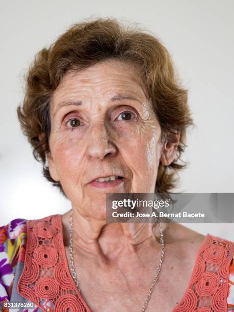 portrait of a senior woman with wrinkles in the face and of etnia european smiling. spain - etnia 個照片及圖片檔
