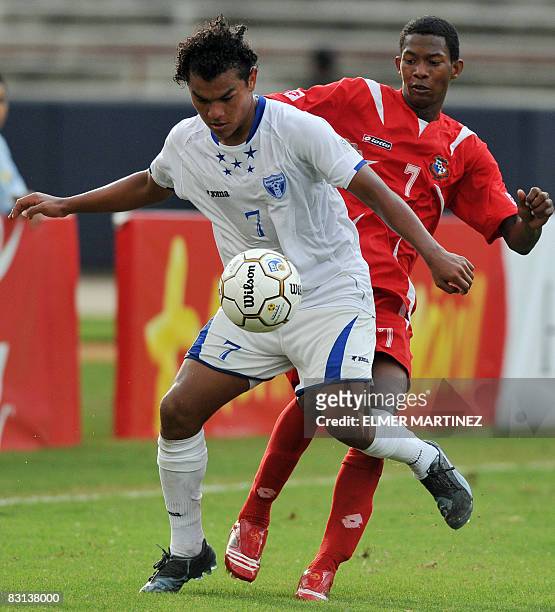 Honduran under 20 footballer Mario Martinez vies for the ball with Cesar Beltran of Panama on October 5, 2008 in Panama City during a qualifier match...