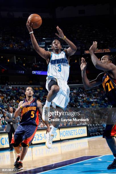 Chris Paul of the New Orleans Hornets shoots between Marcus Williams and Ronny Turiaf of the Golden State Warriors on October 5, 2008 at the New...