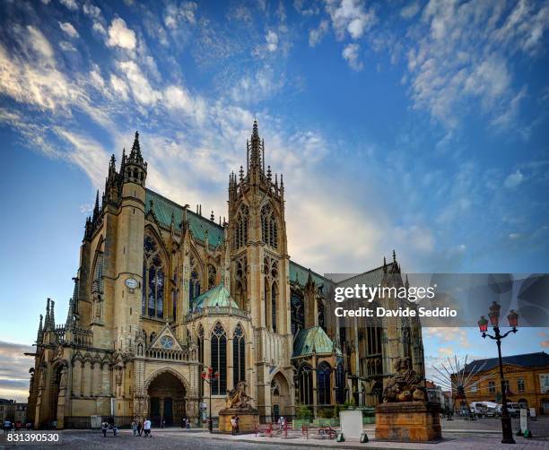 view of the metz cathedral from the square 'place d'armes' - cathedral photos et images de collection