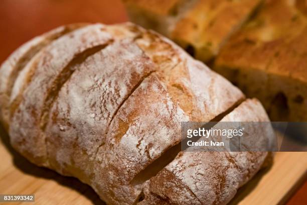 country bread, bauernbrot, vollkornbrot, homemade sourdough bread - vollkornbrot stockfoto's en -beelden