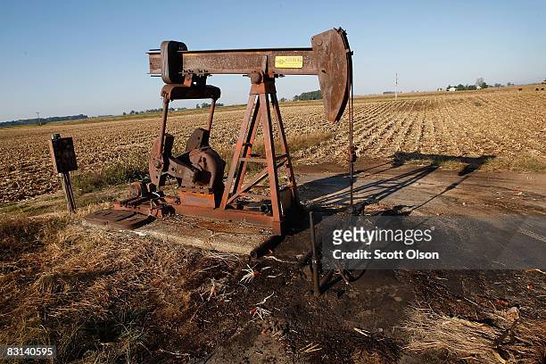 Rusting oil well sits in the middle of a corn field October 4, 2008 near New Haven, Illinois. Crude oil production in Illinois has been steadily...