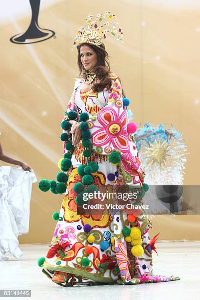 Ly Jonaitis, Miss Universe Venezuela 2007 wearing national costume