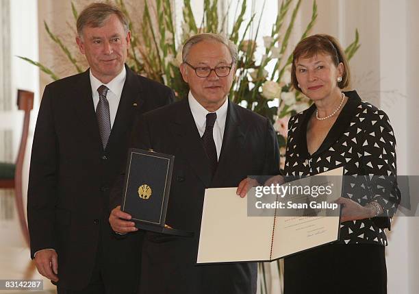 German President Horst Koehler and his wife Eva Luise Koehler pose with publisher Hubert Burda after President Koehler awarded him Germany's Order of...