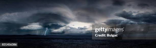 tempestad de truenos en un gran desierto (día) - storm fotografías e imágenes de stock