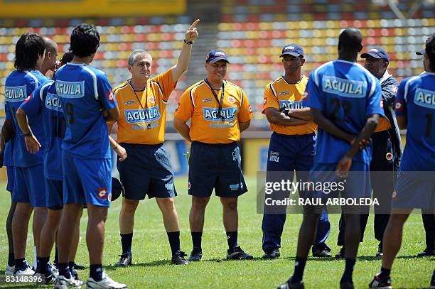 Colombian national football team coach Eduardo Lara gives instructions to his players during a training session on October 6, 2008 at the Atanasio...