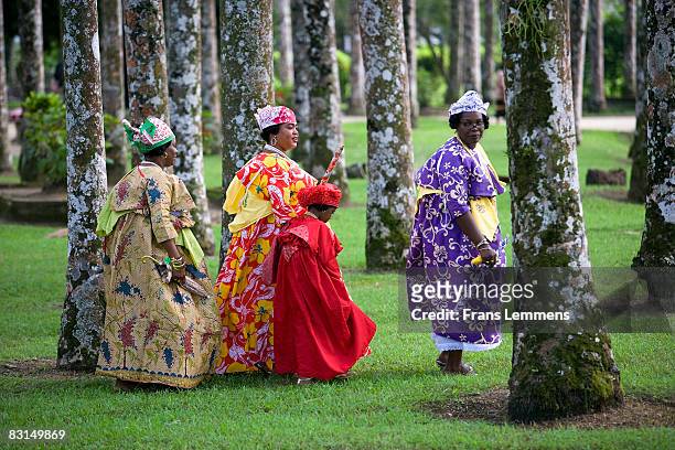 suriname, creole women in kotomisi dress. - paramaribo stock-fotos und bilder