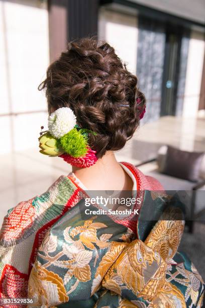 vista posterior de joven mujer en kimono furisode para venir de la ceremonia de la edad - seijin no hi fotografías e imágenes de stock