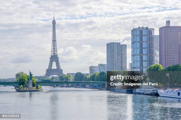 paris - pont de bir-hakeim with eiffel tower - imágenes stock-fotos und bilder