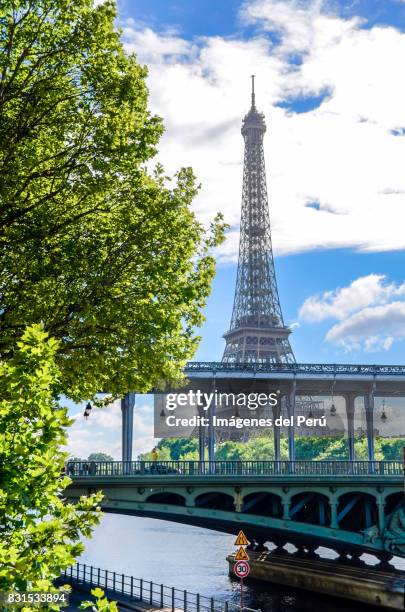 paris - pont de bir-hakeim with eiffel tower - imágenes stock pictures, royalty-free photos & images