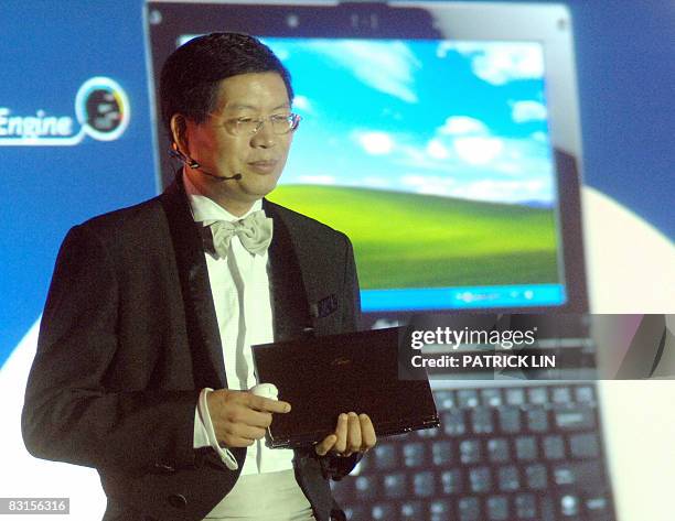 Chief executive officer Jerry Shen of Taiwan's Asustek introduces the new Eee PC S101 during a press preview in Taipei on October 7, 2008. The new...