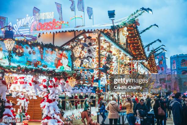 mensen genieten van een winter wonderland in hyde park, londen - winterfestival stockfoto's en -beelden