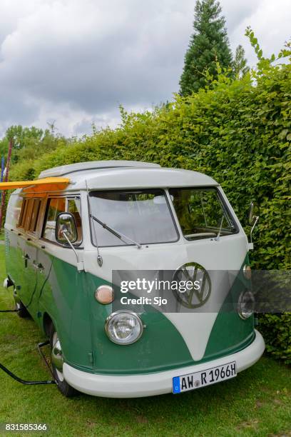 camping-car volkswagen type 2 (t1) transporter kombi ou microbus - rhénanie du nord westphalie photos et images de collection