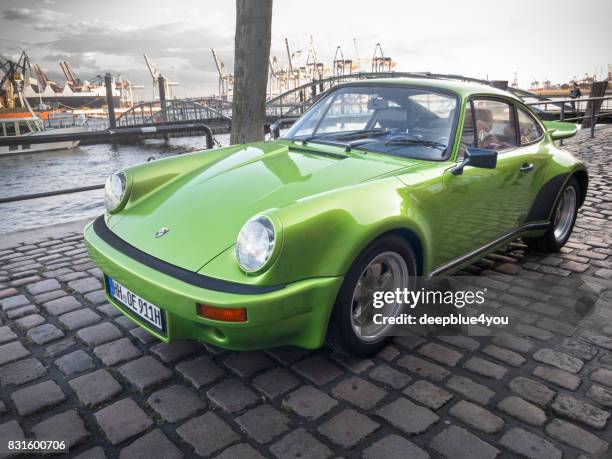grüne porsche 911 während der veranstaltung mit magnus walker auf hamburger fisch markt abgestellt - hamburger hafen stock-fotos und bilder