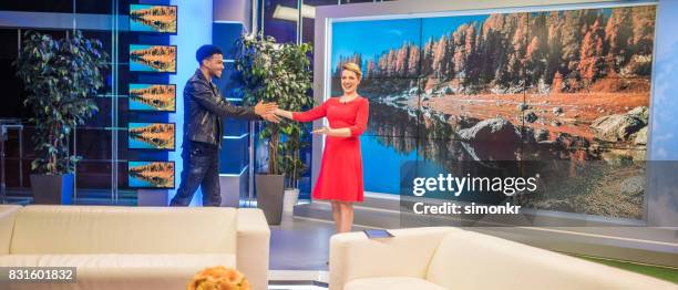 celebrity talk show - talk show host stock pictures, royalty-free photos & images