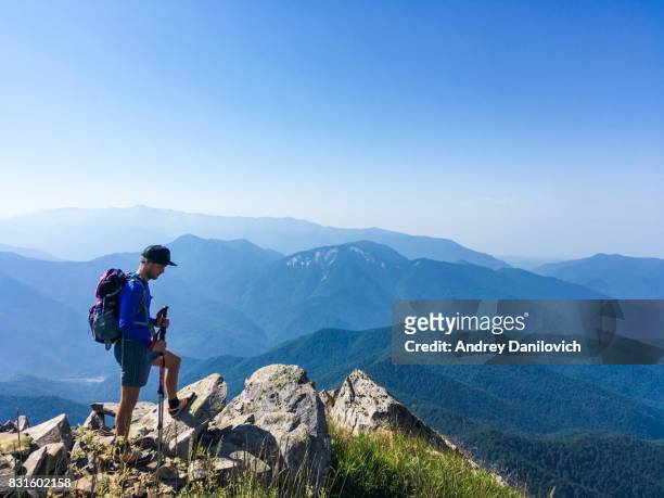 excursionistas en las montañas - krasnaya polyana sochi fotografías e imágenes de stock
