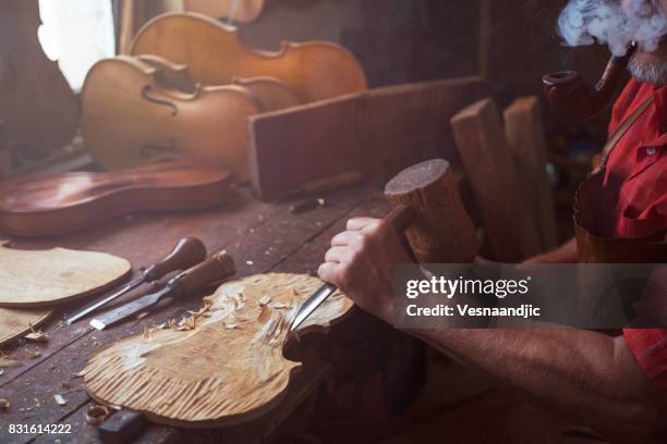 senior viool maker - instrumentenmaker stockfoto's en -beelden