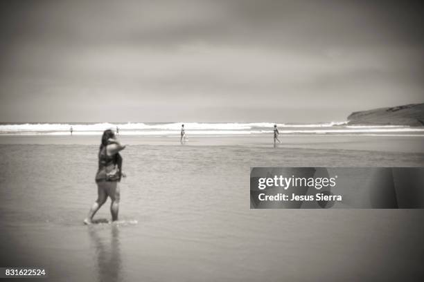 arnia beach in cantabria. - sierra de cantabria imagens e fotografias de stock