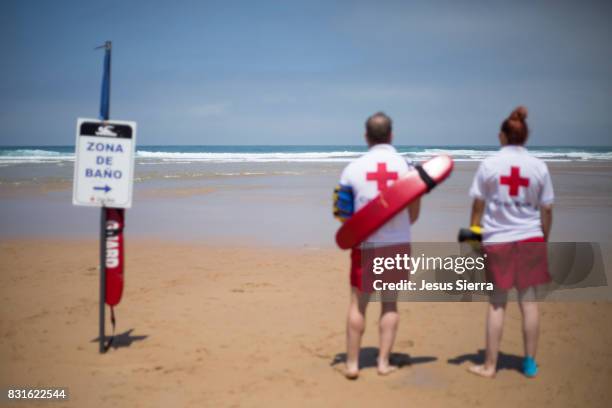 lifeguards in arnia beach in cantabria. - sierra de cantabria imagens e fotografias de stock