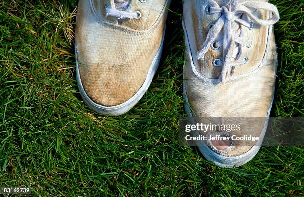 toe poking through hole in sneakers - calzature sportive foto e immagini stock