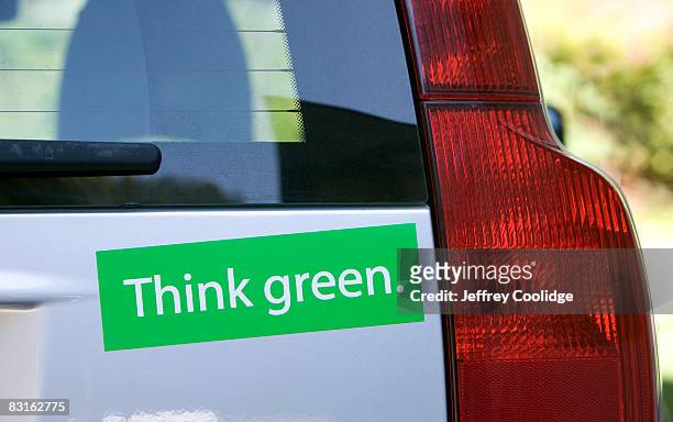 think green bumper sticker on car - bumper - fotografias e filmes do acervo