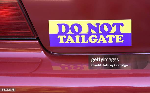 do not tailgate bumper sticker on car - bumper sticker stock-fotos und bilder