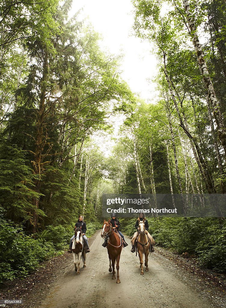 Zwei Frauen und Mädchen Reiten auf Schotterstrecke