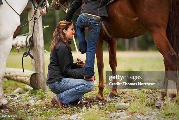 mutter hilft tochter auf pferd - enable horse stock-fotos und bilder