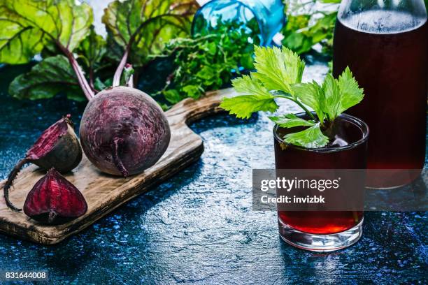 koud drankje van verse bieten - beetroot juice stockfoto's en -beelden