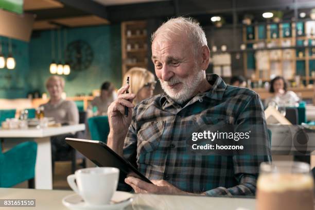 leitenden geschäftsmann arbeiten an digital-tablette und wapping im restaurant - britain in the 80s stock-fotos und bilder