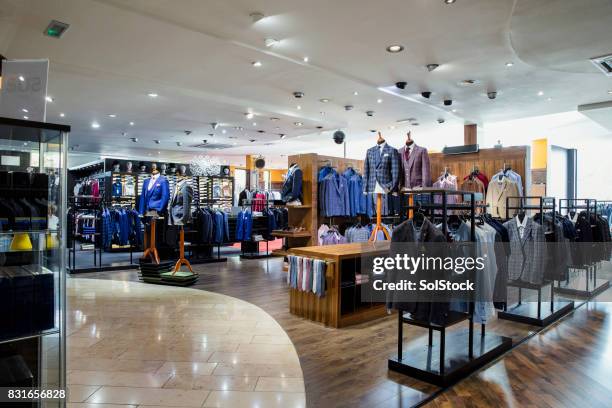 luxus-kleidung-shop für männer - warenhaus stock-fotos und bilder