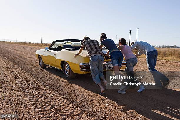 road trip - avería de coche fotografías e imágenes de stock