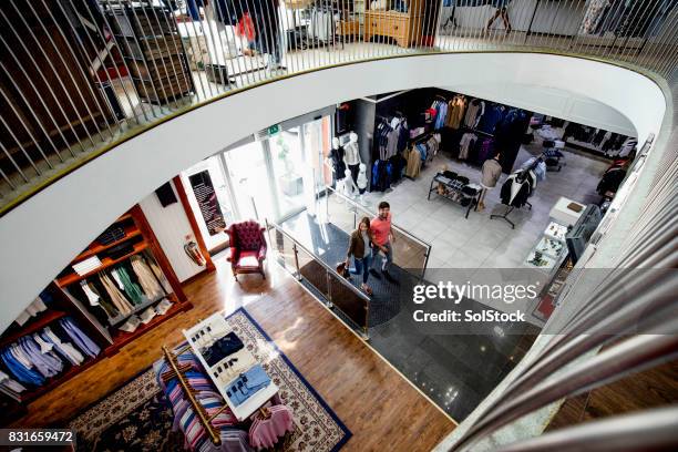 paar lopen in een warenhuis - clothing store stockfoto's en -beelden