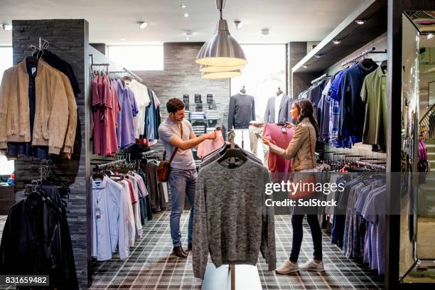 hij is na een nieuwe roze shirt - clothing store stockfoto's en -beelden