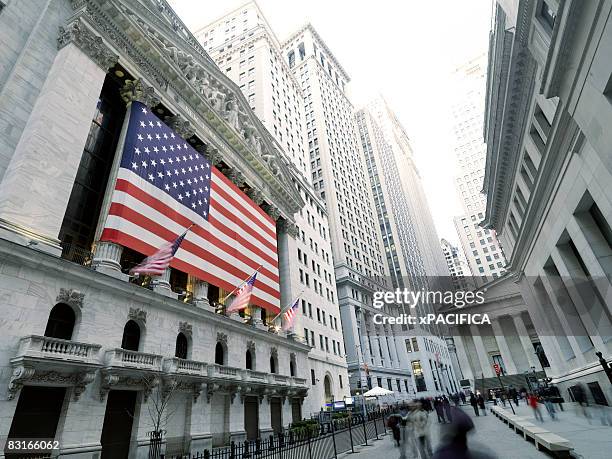 new york stock exchange on wall st. - wall street imagens e fotografias de stock