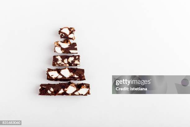 occasions. marshmallow and cranberry rocky road christmas tree - dulce de azúcar y mantequilla fotografías e imágenes de stock
