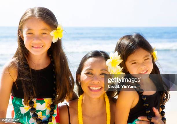 outdoor portret van hawaiian polynesische familie met moeder en kinderen - hawaiiaanse etniciteit stockfoto's en -beelden