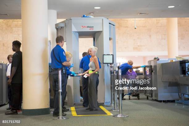 palm beach international airport tsa veiligheid controlepost - tsa security stockfoto's en -beelden